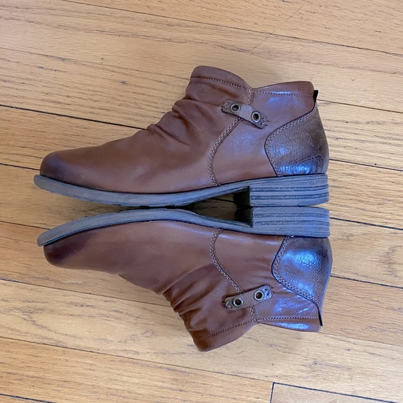 Like New Remonte Zip Leather Ankle Booties - Picture 5 of 9